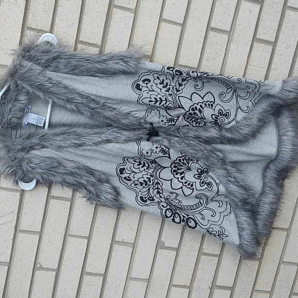 Gray Vest/Fur - Picture 2 of 10